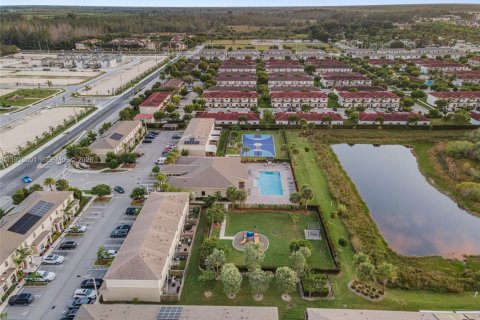 Townhouse in Florida City, Florida 2 bedrooms, 112.23 sq.m. № 1996211 - photo 19