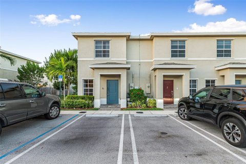 Townhouse in Florida City, Florida 2 bedrooms, 112.23 sq.m. № 1996211 - photo 2