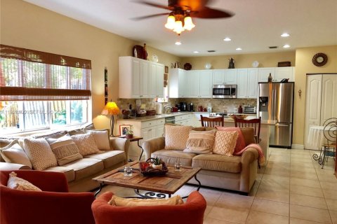 Casa en venta en Miami, Florida, 4 dormitorios, 217.21 m2 № 1990614 - foto 11