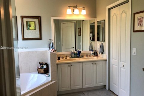 Casa en venta en Miami, Florida, 4 dormitorios, 217.21 m2 № 1990614 - foto 24