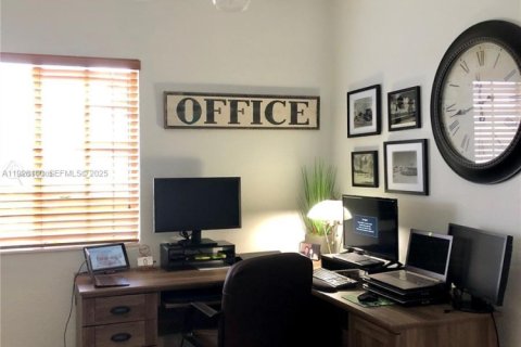 Casa en venta en Miami, Florida, 4 dormitorios, 217.21 m2 № 1990614 - foto 29