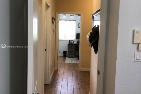 Casa en venta en Miami, Florida, 4 dormitorios, 217.21 m2 № 1990614 - foto 26