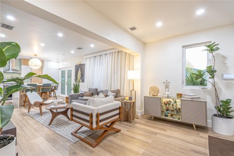 House in Miami, Florida 3 bedrooms, 107.21 sq.m. № 1816373 - photo 6