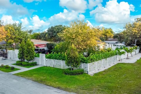 House in Miami, Florida 3 bedrooms, 107.21 sq.m. № 1816373 - photo 1