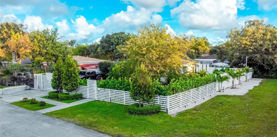 House in Miami, Florida 3 bedrooms, 107.21 sq.m. № 1816373