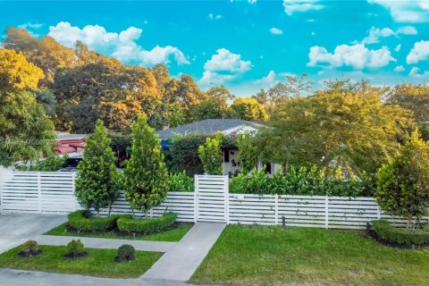 House in Miami, Florida 3 bedrooms, 107.21 sq.m. № 1816373 - photo 2