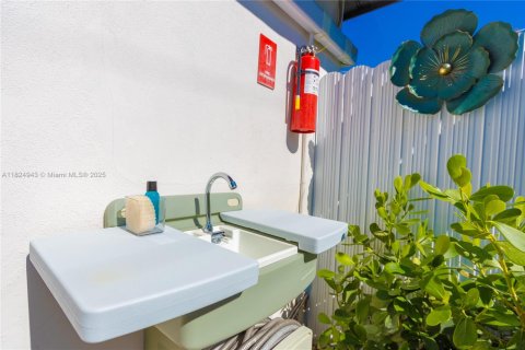 House in Miami, Florida 3 bedrooms, 107.21 sq.m. № 1816373 - photo 30