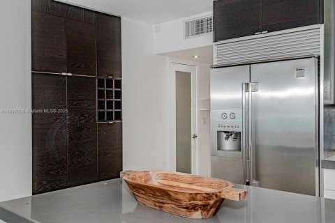 Condo in Miami Beach, Florida, 1 bedroom  № 1799145 - photo 11
