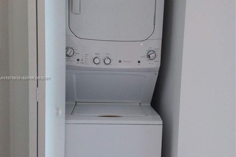 Condo in Miami, Florida, 1 bedroom  № 2044469 - photo 14