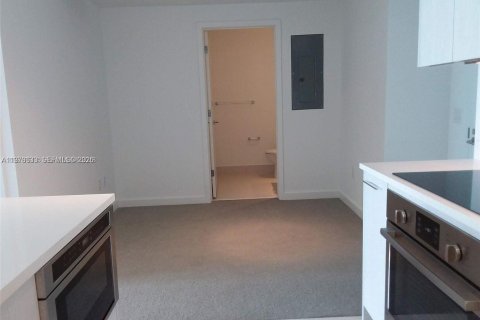Condo in Miami, Florida, 1 bedroom  № 2044469 - photo 7