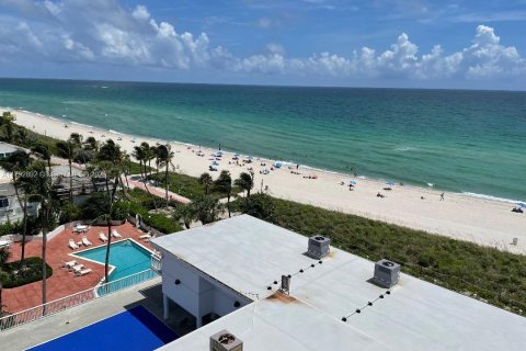 Condo in Miami Beach, Florida, 2 bedrooms  № 1697235 - photo 17