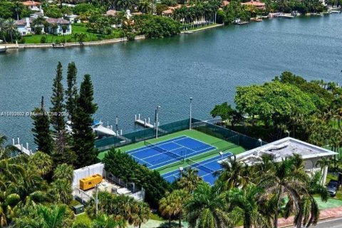 Condo in Miami Beach, Florida, 2 bedrooms  № 1697235 - photo 10