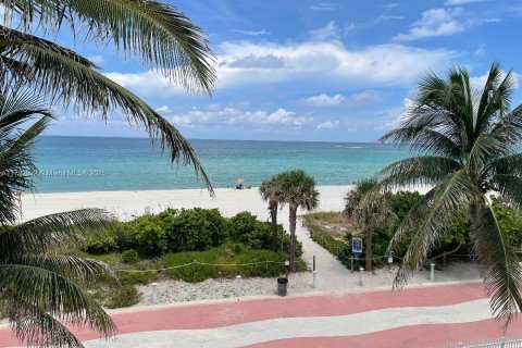 Condo in Miami Beach, Florida, 2 bedrooms  № 1697235 - photo 16