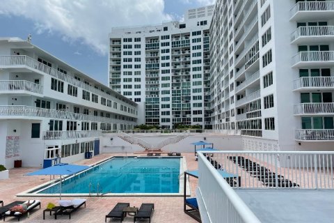 Condo in Miami Beach, Florida, 2 bedrooms  № 1697235 - photo 12