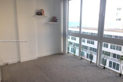 Condo in Miami Beach, Florida, 2 bedrooms  № 1697235 - photo 25