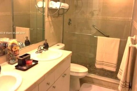 Condo in Miami Beach, Florida, 2 bedrooms  № 1697235 - photo 23