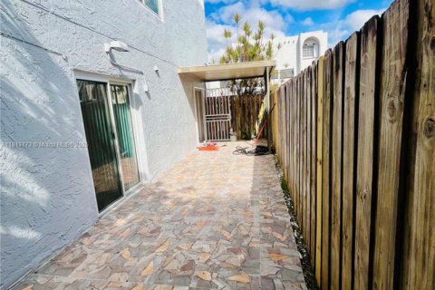 Adosado en alquiler en Hialeah, Florida, 3 dormitorios, 121.14 m2 № 1968482 - foto 3