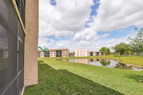 Condo in Sunrise, Florida, 2 bedrooms  № 1048001 - photo 1