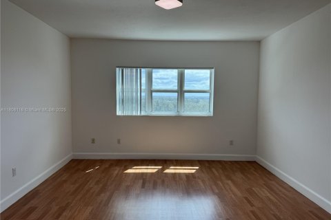 Condo in North Miami, Florida, 2 bedrooms № 1959699 - photo 9