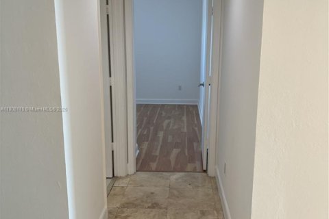 Condo in North Miami, Florida, 2 bedrooms № 1959699 - photo 13