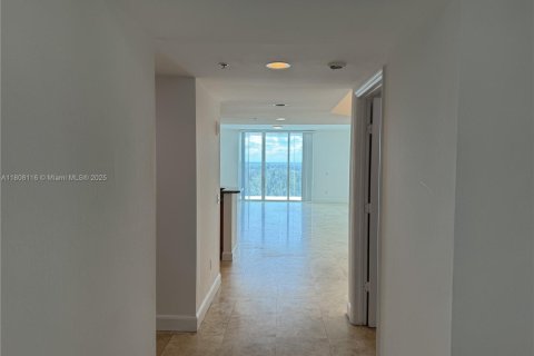 Condo in North Miami, Florida, 2 bedrooms № 1959699 - photo 7