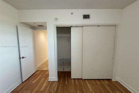 Condo in North Miami, Florida, 2 bedrooms № 1959699 - photo 10