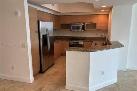 Condo in North Miami, Florida, 2 bedrooms № 1959699 - photo 3