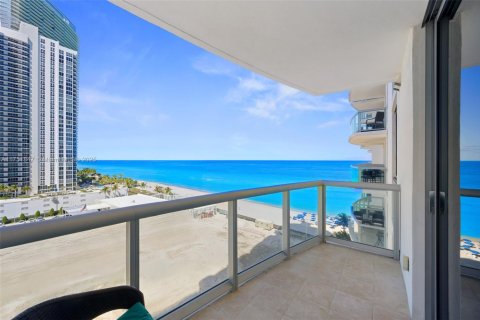 Condo in Sunny Isles Beach, Florida, 1 bedroom  № 1867496 - photo 1