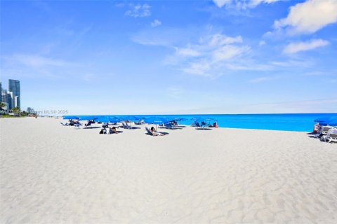 Condo in Sunny Isles Beach, Florida, 1 bedroom  № 1867496 - photo 30