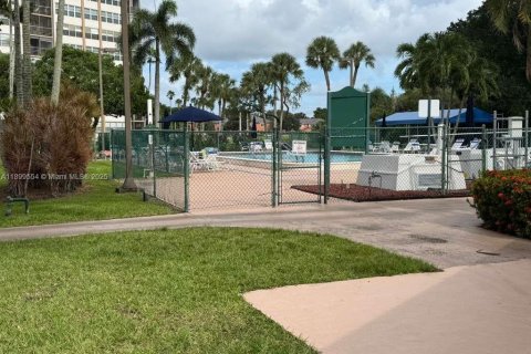 Купить кондоминиум в Пемброк-Пайнс, Флорида 2 спальни, 91.04м2, № 2014774 - фото 15