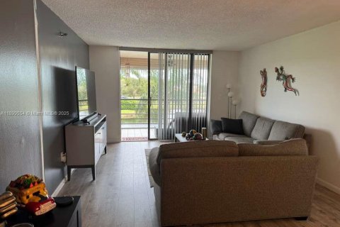 Купить кондоминиум в Пемброк-Пайнс, Флорида 2 спальни, 91.04м2, № 2014774 - фото 2