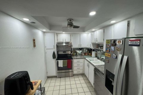 Купить кондоминиум в Пемброк-Пайнс, Флорида 2 спальни, 91.04м2, № 2014774 - фото 9