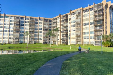 Купить кондоминиум в Пемброк-Пайнс, Флорида 2 спальни, 91.04м2, № 2014774 - фото 16