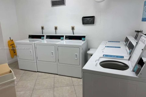 Купить кондоминиум в Пемброк-Пайнс, Флорида 2 спальни, 91.04м2, № 2014774 - фото 11