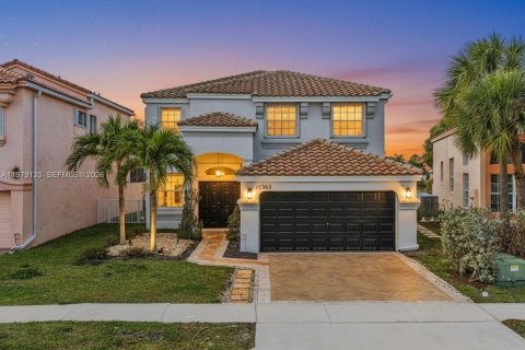 Villa ou maison à louer à Pembroke Pines, Floride: 4 chambres, 231.14 m2 № 2079978 - photo 2