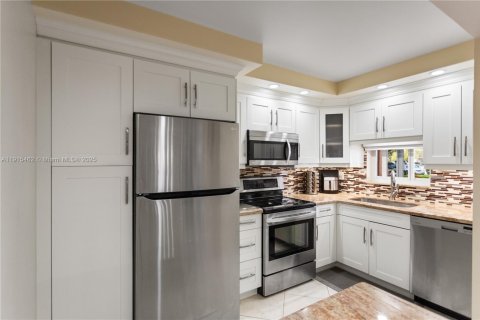 Кондоминиум с 1 спальней в Пемброк-Пайнс, Флорида № 1971606