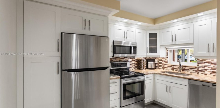 Кондоминиум с 1 спальней в Пемброк-Пайнс, Флорида № 1971606