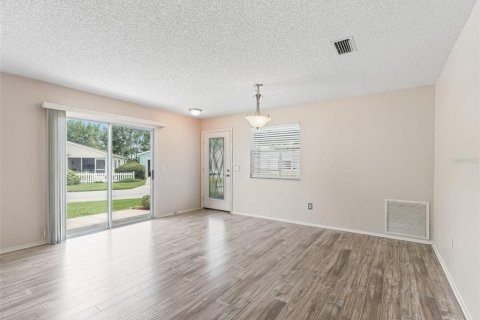 House in The Villages, Florida 2 bedrooms, 104.14 sq.m. № 1831793 - photo 10
