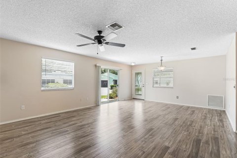 House in The Villages, Florida 2 bedrooms, 104.14 sq.m. № 1831793 - photo 9