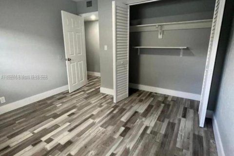 Commercial property in Fort Lauderdale, Florida 475.38 sq.m. № 1809287 - photo 13