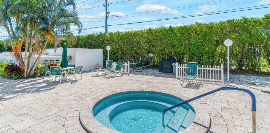 House in Delray Beach, Florida 2 bedrooms, 88.54 sq.m. № 1071346