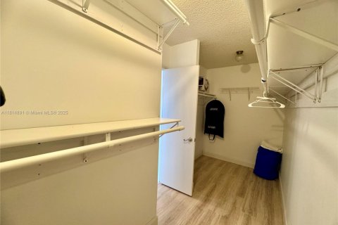 Снять в аренду кондоминиум в Корал-Спрингс, Флорида 2 спальни, 125.42м2, № 1766611 - фото 19