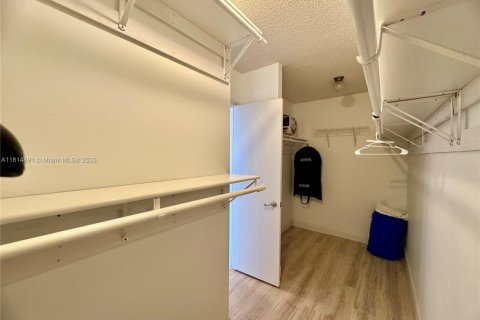 Снять в аренду кондоминиум в Корал-Спрингс, Флорида 2 спальни, 125.42м2, № 1766611 - фото 20