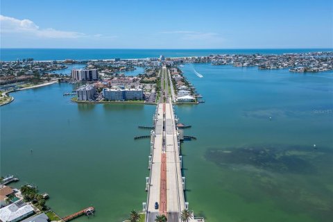 House in Treasure Island, Florida 4 bedrooms, 348.76 sq.m. № 2206342 - photo 25