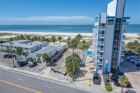 House in Treasure Island, Florida 4 bedrooms, 348.76 sq.m. № 2206342 - photo 7