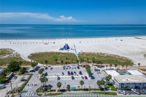 House in Treasure Island, Florida 4 bedrooms, 348.76 sq.m. № 2206342 - photo 17