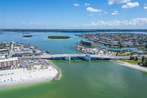 House in Treasure Island, Florida 4 bedrooms, 348.76 sq.m. № 2206342 - photo 21