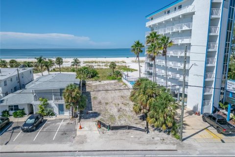 House in Treasure Island, Florida 4 bedrooms, 348.76 sq.m. № 2206342 - photo 3