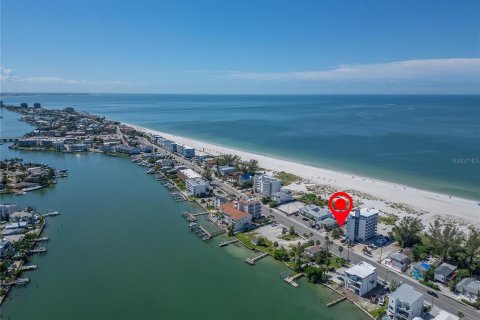 House in Treasure Island, Florida 4 bedrooms, 348.76 sq.m. № 2206342 - photo 12