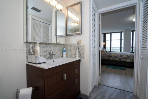 Condominio en venta en Hallandale Beach, Florida, 1 dormitorio, 76.92 m2 № 2020166 - foto 11